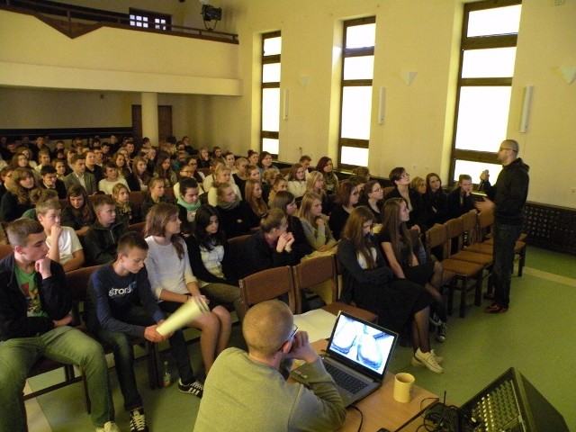 Uczniowie z Mariówki koło Przysuchy mieli bardzo ciekawe zajęcia w rytmie rapu i dowiedzieli się, jak unikać zagrożeń.