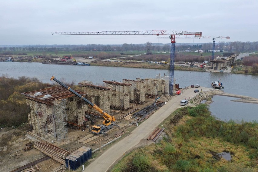 Na obu brzegach Wisły powstają potężne betonowe filary. Przy...