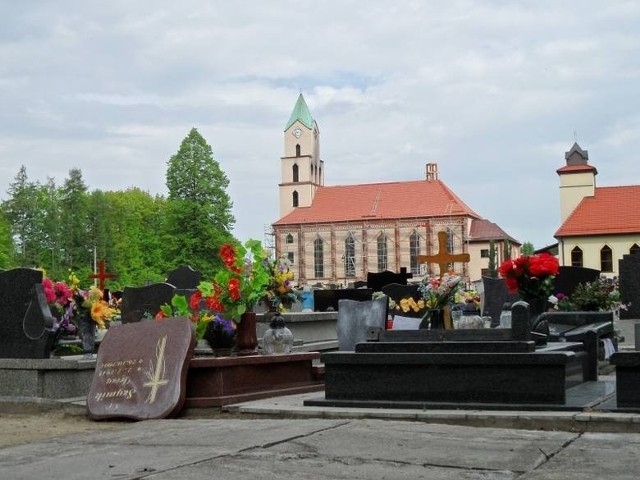 Niektóre nagrobki na cmentarzu parafialnym w Jaśkowicach zostały zniszczone dwukrotnie