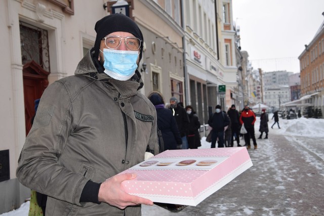 Gdzie są najsmaczniejsze pączki w Opolu? Tam, gdzie ustawia się najdłuższa kolejka! W Tłusty Czwartek przed niektórymi cukierniami klienci czekali kilkadziesiąt minut, a nawet blisko godzinę. Gdzie była najdłuższa kolejka? Sprawdźcie w naszej galerii.