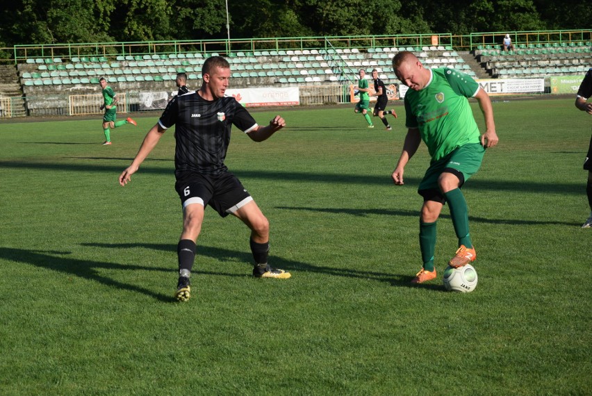 Derby rządzą się swoimi prawami. Nie w tym przypadku. Osadnik Myślibórz pewnie pokonuje Dąb Dębno