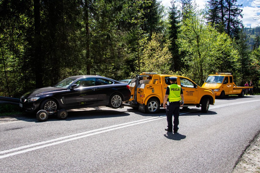 Tatry. Ludzie ruszyli w góry, a policja odholowała im 16 źle zaparkowanych samochodów