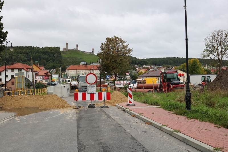 Drogowa rewolucja w Chęcinach! Powstają dwa ronda, budują kanalizację. Kierowcy muszą liczyć się z dużymi utrudnieniami w ruchu (ZDJĘCIA)