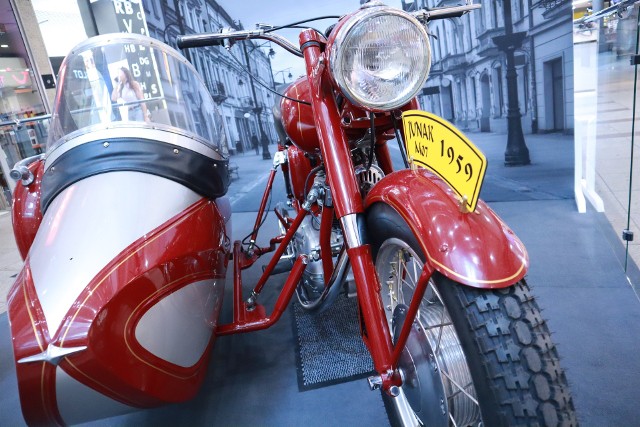 Wielka gratka dla fanów motocykli i rowerów. Na wystawie w galerii łódzkiej wyeksponowano kapitalnie utrzymane junaki M07 i M10 z koszami dla pasażerów z lat 1958 i 1964, a także  motorowery Pony, czyli kultowe motorynki produkowane w latach 1978-80. Ozdobą kolekcji są jednak bicykl i trycykl, a także modele rowerów Adler i Militarvelo, pierwszy z 1940 r, a drugi z 1905 r. Wystawę uzupełniono nowoczesnymi modelami skuterów, rowerów elektrycznych i hulajnóg.