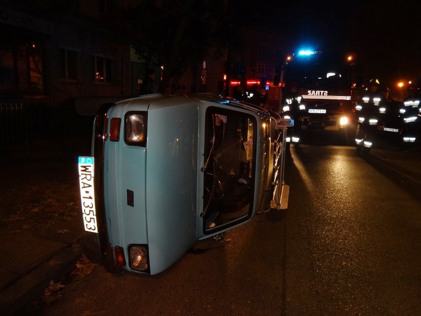 W październiku wandale przewrócili fiata zaparkowanego na...