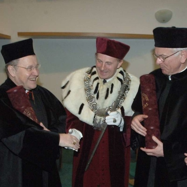 Kardynał Walter Kasper, rektor UO Stanisław Nicieja i prof. Hans-Gert Poettering.