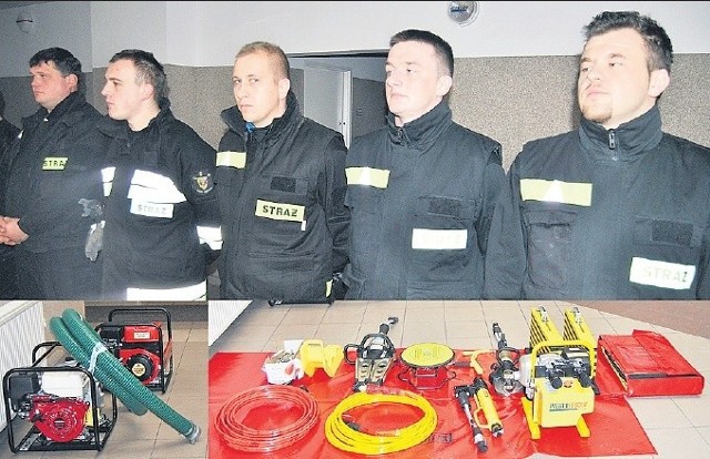 Druhowie ochotnicy z powiatu stargardzkiego i ich nowy sprzęt podczas piątkowej uroczystości w komendzie straży przy ulicy Bogusława IV.