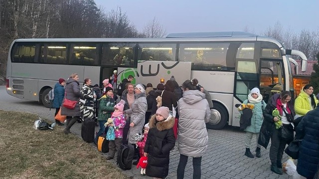 Uchodźcy z Ukrainy przywiezieni do ośrodka w Pokrzywnej