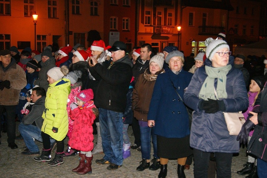 Tłumy mieszkańców na kiermaszu świątecznym w Nowem