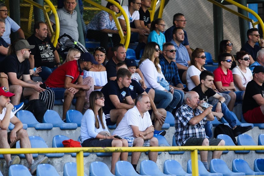 Stadion w Zabierzowie, kibice na meczu Jutrzenka Giebułtów -...