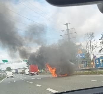 Pożar samochodu na zjeździe z A1.