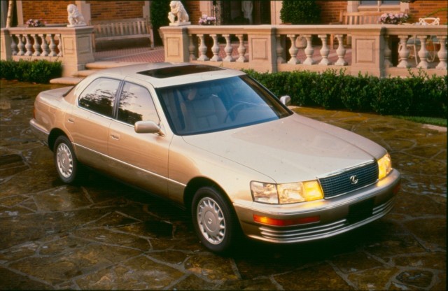 11 stycznia 1989 roku, podczas salonu motoryzacyjnego NAIAS w Detroit, wiceprezes Toyoty w USA, Jim Perkins, z dumą prezentował Lexusa LS 400. Oznaczenie LS pochodziło od Luxury Sedan (luksusowy sedan).