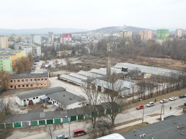 Rejonowe Przedsiębiorstwo Zieleni w Kielcach chce sprzedać niezabudowany fragment nieruchomości z parkingiem, położony za szklarniami i różowym budynkiem.