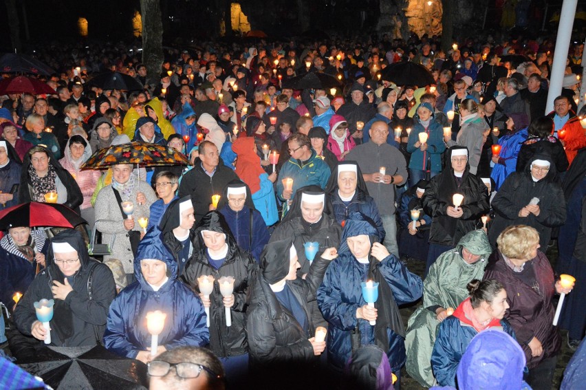 W sobotę wieczorem, mimo zimna i padającego deszczu, grota...