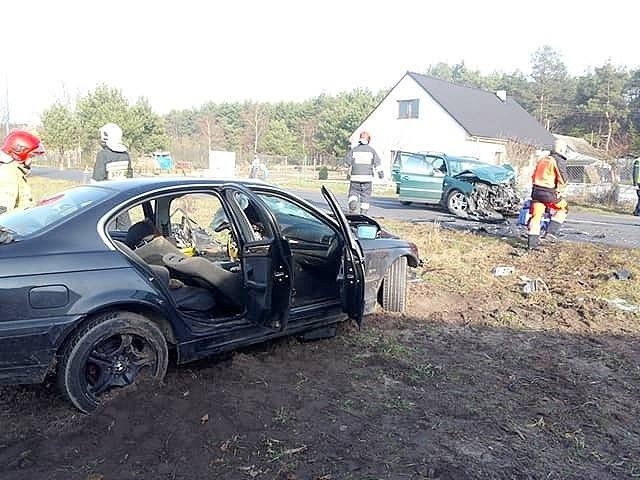 Strażacy-ochotnicy ze Skwierzyny mieli dziś pracowity dzień. Około godz. 13.10 na prostym odcinku drogi wojewódzkiej 159 koło Dobrojewa doszło do czołowego zderzenia dwóch samochodów osobowych - bmw i volkswagena passata.