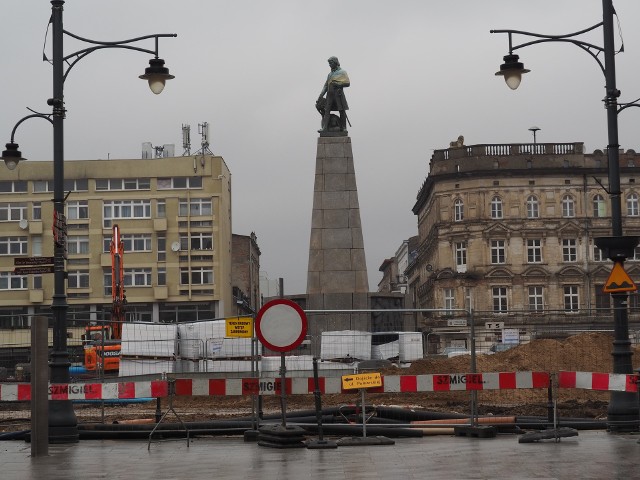 Kostki z naniesionymi na nie imionami i nazwiskami, nazwami firm, ułożą się w "Wielki Pomnik Łodzian na placu Wolności". Trwa jeszcze remont, ale wkrótce pojawią się kostki. Więcej zdjęć z Placu Wolności na kolejnych slajdach