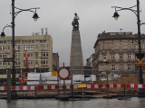 "Wielki Pomnik Łodzian". Awantura wokół pomnika z imiennych kostek na placu Wolności w Łodzi. ZDJĘCIA