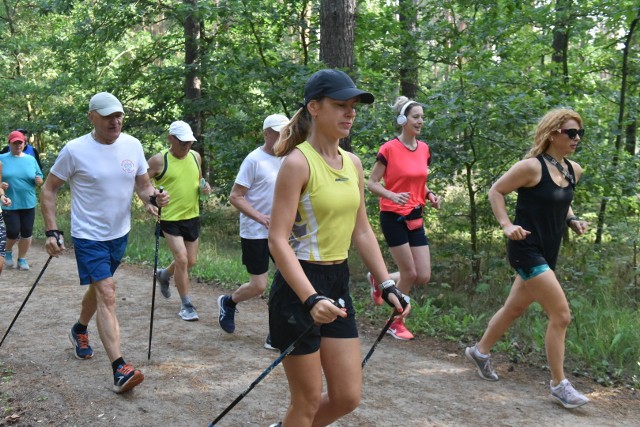 Uczestnicy Parkrun Toruń 365 pokonują trasę na różne sposoby