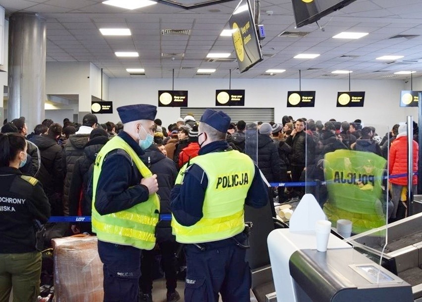 Na lotnisko w Pyrzowicach przybywa coraz więcej uciekinierów...