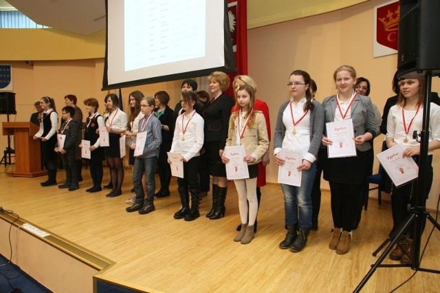Grupa laureatów konkursu humanistycznego.