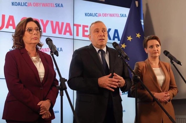 Od lewej posłowie Małgorzata Kidawa - Błońska, Grzegorz Schetyna i Marzena Okła - Drewnowicz.