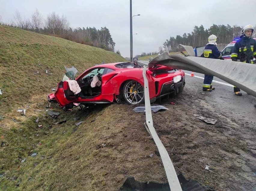 Wypadek ferrari na obwodnicy Wyrzyska. Luksusowe auto wbiło się w barierki ochronne. Zobacz zdjęcia!