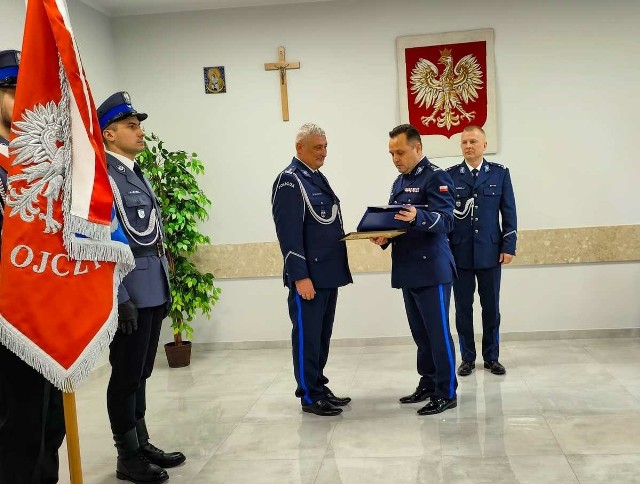 Zastępca Komendanta Wojewódzkiego Policji w Białymstoku insp. Jacek Tarnowski (na zdj. z prawej) odchodzącemu komendantowi życzył powodzenia oraz dalszych sukcesów