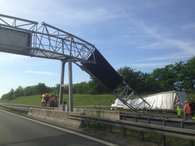 Do wypadku doszło około 3.15 na 224. kilometrze autostrady A4 (w kierunku na Katowice).