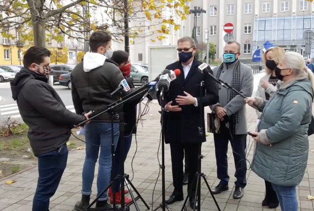 O oddelegowaniu pracowników jednostek kultury do pracy w sanepidzie Arkadiusz Chęciński i Dariusz Skłodowski poinformowali podczas konferencji prasowej.