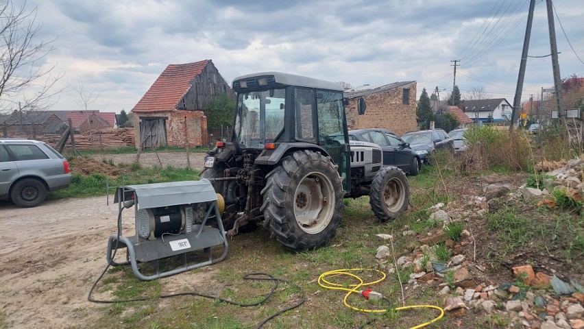 Traktor i agregat, który dostarcza prąd do szatni