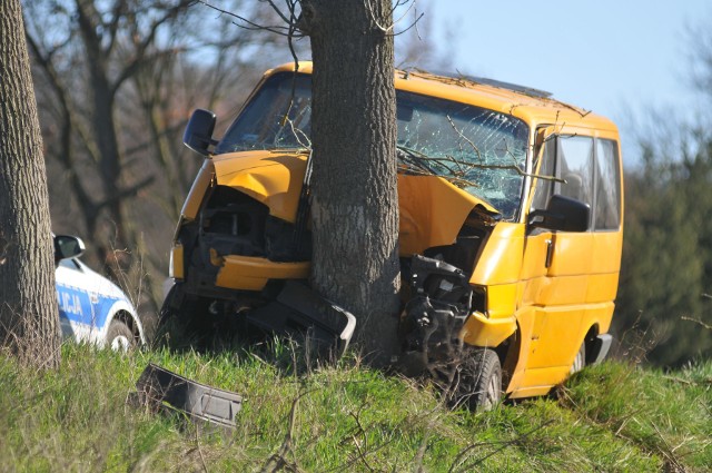 O tej kraksie poinformował nas Czytelnik z Kostrzyna. - Za Dąbroszynem doszło do poważnego wypadku. Bus uderzył w drzewo, auto ma roztrzaskany przód - mówił nam Czytelnik. Te informacje potwierdza lubuska policja.Wypadek wydarzył się w poniedziałek, 27 marca, około godziny dziewiątej rano. - Z nieustalonych jeszcze przyczyn kierowca dostawczego volkswagena zjechał z drogi i uderzył w drzewo. Samochodem podróżowały dwie osoby. Kobieta i mężczyzna to obywatele Ukrainy - mówi Mateusz Sławek z zespołu prasowego Komendy Wojewódzkiej Policji w Gorzowie Wlkp.Do wypadku doszło w miejscowości Krześniczka, na drodze wojewódzkiej nr 132, między Kostrzynem a Witnicą. Bus uderzył w drzewo kilkaset metrów od miejsca, gdzie w poprzednich latach na przydrożnych drzewach ginęli już ludzie, w tym m. in. młoda dziewczyna, uczennica szkoły w Kamieniu WielkimKierowca busa został przetransportowany do szpitala śmigłowcem. Kobieta, która jechała tym autem, została zabrana do szpitala karetką pogotowia. Policjanci ustalają przyczyny wypadku. W kraksie najprawdopodobniej nie uczestniczyło inne auto. Świadkowie zdarzenia twierdzą, że kierowca mógł zasnąć lub zasłabnąć za kierownicą. Auto pojechało bowiem prosto na łuku drogi, uderzając z dużą siłą w drzewo.Zobacz też:  Poważny wypadek w Dąbroszynie [ZDJĘCIA]Zobacz też wideo: Śmiertelny wypadek na DK1 przy Hucie Porajskiej