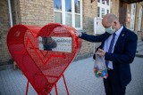 Instalacja w kształcie serca stanęła w centrum Choroszczy. To nietypowa puszka do zbierania nakrętek na cele charytatywne (ZDJĘCIA)