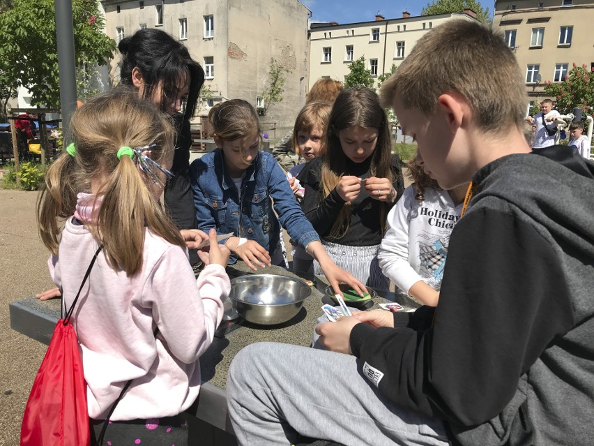 Dzień Dziecka przy ulicy Długiej w Słupsku. Impreza Wychowawców Placówki Wsparcia Dziennego „Dom Sąsiedzki” i Fundacji "Razem”