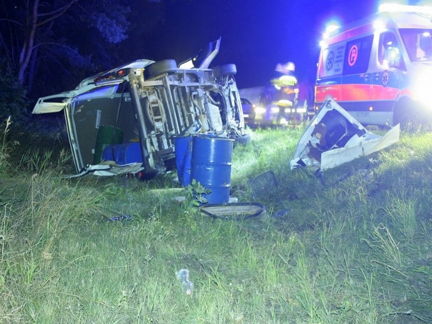 Pijany kierowca dachował w rowie. W przeciążonym aucie wiózł...