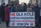 W Palowicach powiedziano głośne „nie" kolei do CPK. Sto osób wyrażało sprzeciw wobec inwestycji. Manifestowano przy zabytkowym kościółku