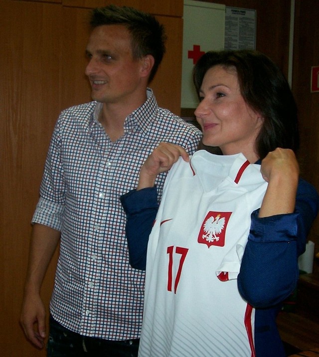 Jolanta Urbanik, burmistrz Jedlicza, ze Sławomirem Peszko i jego reprezentacyjną koszulką, która trafi na licytację.