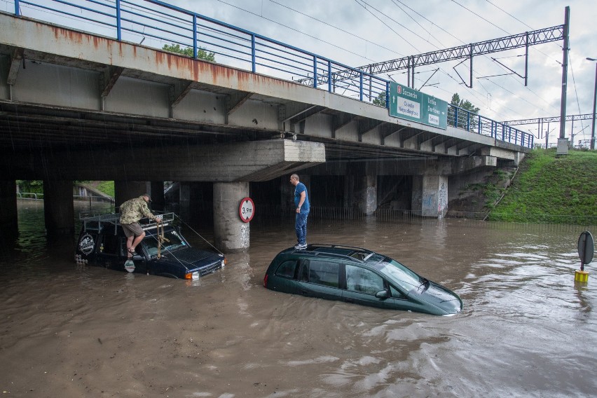 Burza w Łódzkiem 9.05.2018. Ostrzeżenie meteorologiczne IMGW dla Łódzkiego. Burze, grad i porywisty wiatr. Gdzie jest burza? [RADAR BURZOWY]