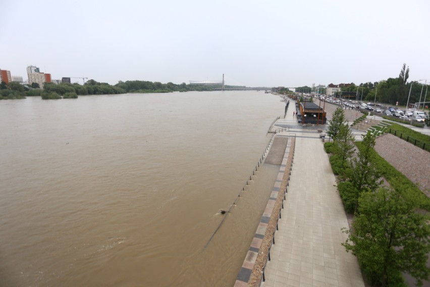 Warszawa: Fala wezbraniowa na Wiśle 28.05, w kulminacyjnym momencie poziom wody może osiągnąć 6 m ZDJĘCIA Bulwary zamknięte, plaża pod wodą