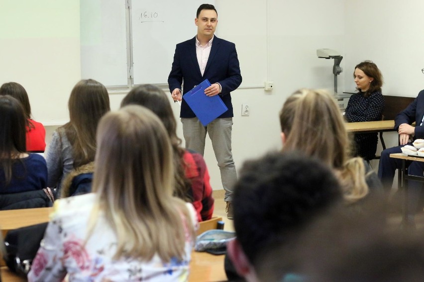 Czy młodzież decydując się na konkretny kierunek studiów,...