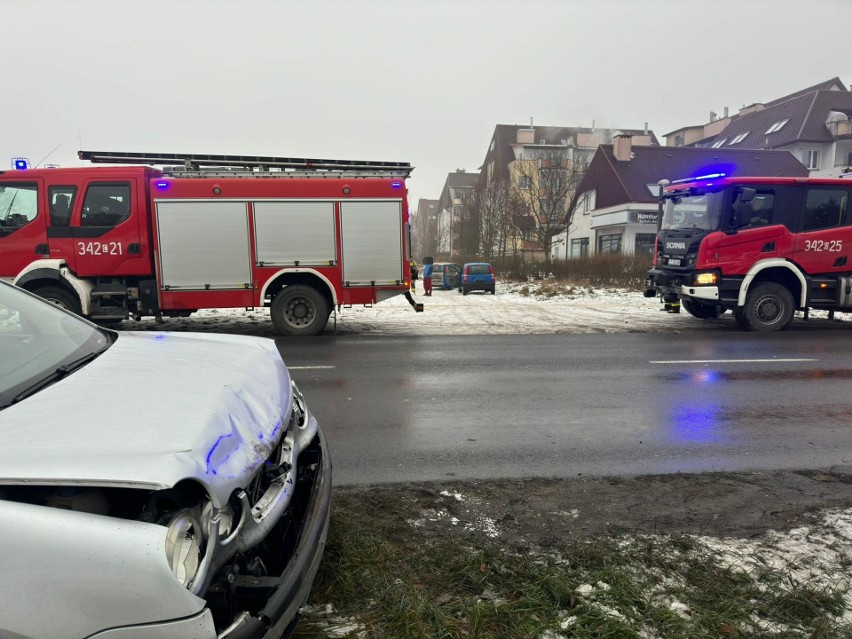 Wypadek drogowy w Toruniu z udziałem trzech samochodów osobowych. Interweniowała straż pożarna [ZDJĘCIA]