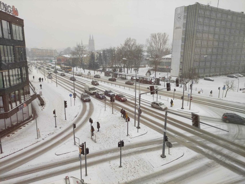 Obfite opady śniegu w Kielcach. Na alei IX Wieków Kielc...