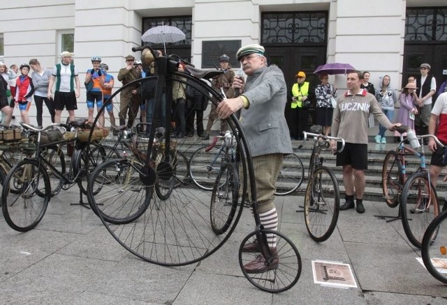 Piknik "130 lat roweru w Radomiu". Zabytkowe i współczesne jednoślady opanowały w ubiegłym tygodniu radomski deptak.