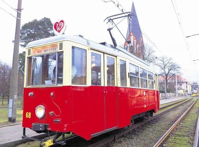 Dziś na trasie Kapuściska - Bielawy będzie kursował zabytkowy tramwaj walentynkowy. Podróżujące nim pary będą mogły wziąć udział w specjalnym konkursie 