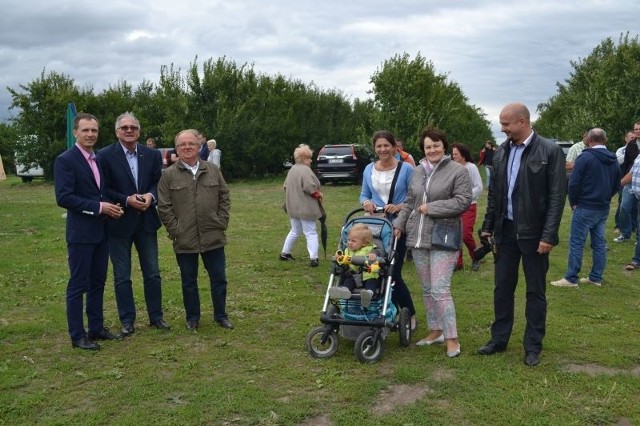 Pokazy odbyły się w sadach należących do grupy Galster. Pierwszy z lewej: Paweł Pączka, prezes Grupy Producentów Owoców Galster