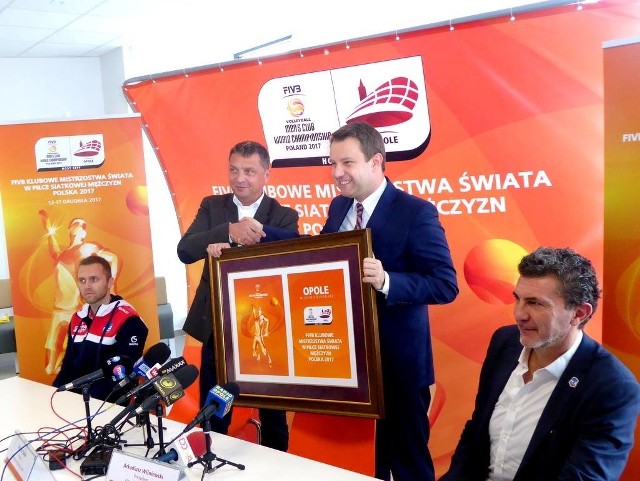Prezydent Opola Arkadiusz Wiśniewski (z prawej) i Tomasz Cieślik zaprezentowali oficjalne logo Klubowych Mistrzostw Świata.