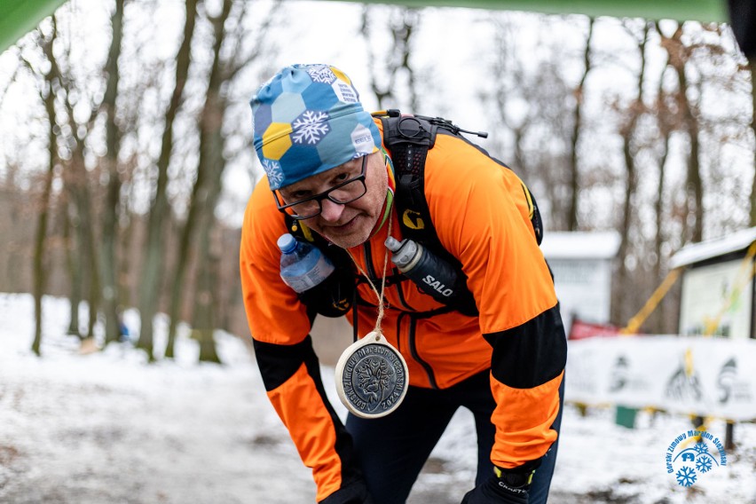 9. Górski Zimowy Maraton Ślężański. Bieg w śnieżnej scenerii. Zobacz zdjęcia