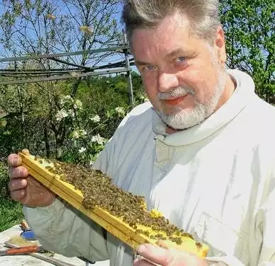 - Zajmuję się hodowlą pszczół od 30 lat. Wiem, że dwa dni  w drodze to dla nich za dużo - twierdzi Jacek Jaroń.