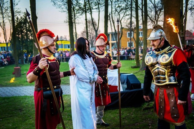 W misterium przez wiele dni zaangażowanych było  wiele osób