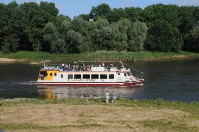 15 kwietnia 2018 r. rusza sezon turystyczny na Odrze, który potrwa aż do końca października. To świetna okazja, by poznać walory woj. lubuskiego z innej perspektywy. W naszym informatorze (na kolejnych slajdach w galerii) znajdziecie dokładny plan rejsów po Odrze statkami Laguna i Zefir, które pływają na odcinku od Głogowa do Kostrzyna nad Odrą.Stowarzyszenie "Odra dla turystów" (jego członkami są nadoodrzańskie samorządy) oferuje rejsy statkami pasażerskimi po Odrze, na odcinku od Głogowa aż do Kostrzyna nad Odrą. W ofercie są rejsy trwające od 1 do nawet 7 godzin. Statek Laguna opływa następujące porty: Cigacice, Nowa Sól, Bytom Odrzański i Głogów, a także przystanie: Nietków, Pomorsko, Krępa, Bobrowniki, Stara Wieś i Siedlisko.Natomiast statek Zefir opływa porty: Kostrzyn nad Odrą, Słubice, Frankfurt nad Odrą, Eisenhüttenstadt i Krosno Odrzańskie, a także przystanie: Twierdza Kostrzyn, Górzyca, Urad, Gostchorze, Nietków.Kontakt do Biura Stowarzyszenia Odra dla Turystów: tel. +48 531 013 193, e-mail: biuro@odradlaturystow.pl, www.odradlaturystow.plZobacz też: Przed startem sezonu 2016. Pokazy ratownictwa na Lagunie