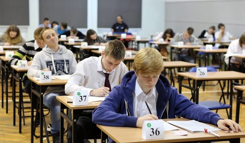Egzamin gimnazjalny w Szczecinie. Dziś testy z części humanistycznej [ODPOWIEDZI]